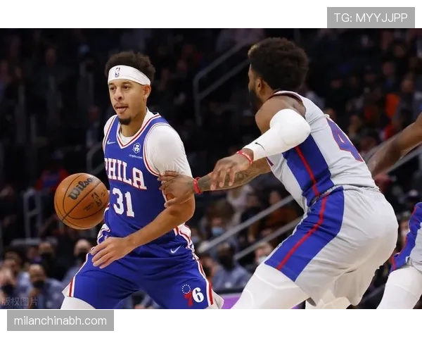 班·西蒙斯突破吸引防守拉开空间 助詹姆斯三分效率提升